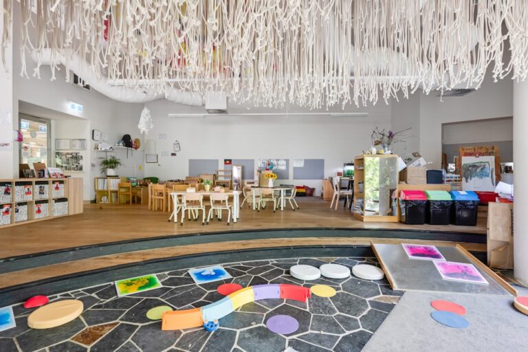 Ambiente Montessori para niños de 0 a 3 años con materiales al alcance de sus manos
