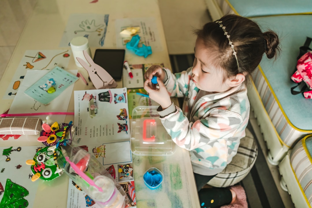 centros infantiles en Algeciras - Niños de diferentes edades jugando juntos en un centro infantil bilingüe