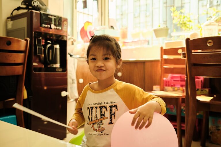 Niño explorando materiales Montessori en un aula preparada para los más pequeños
