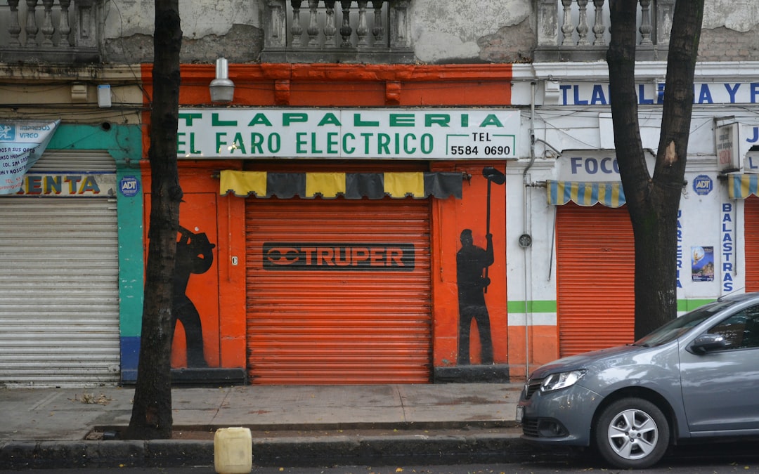mejores guarderías en Estepona - Familia visitando un centro infantil durante una jornada de puertas abiertas