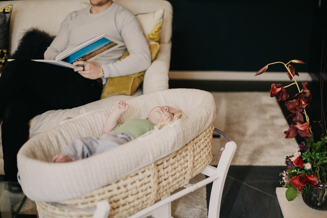 centros infantiles en Estepona - Educadora leyendo a un grupo de bebés en un nido infantil