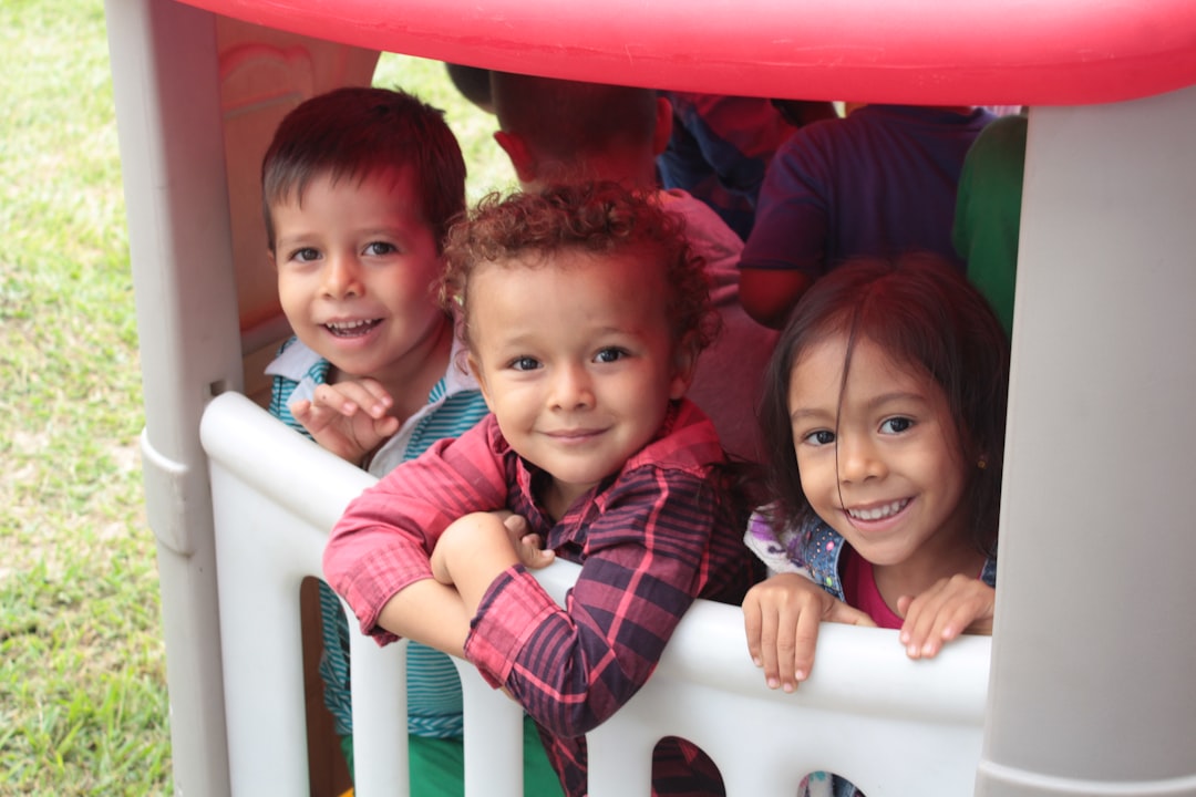 mejores guarderías en gibraltar - Niños explorando materiales en un ambiente Montessori bilingüe