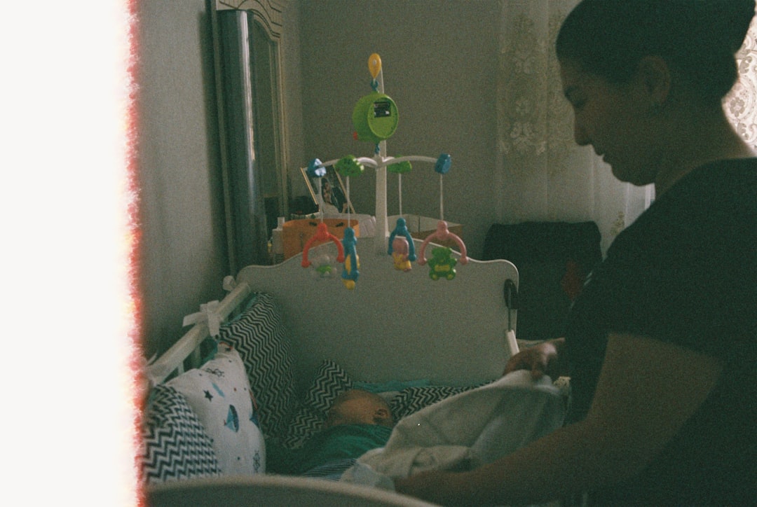 guarderías recomendadas Gibraltar - Padres acompañando a sus hijos en la rutina matutina de la guardería