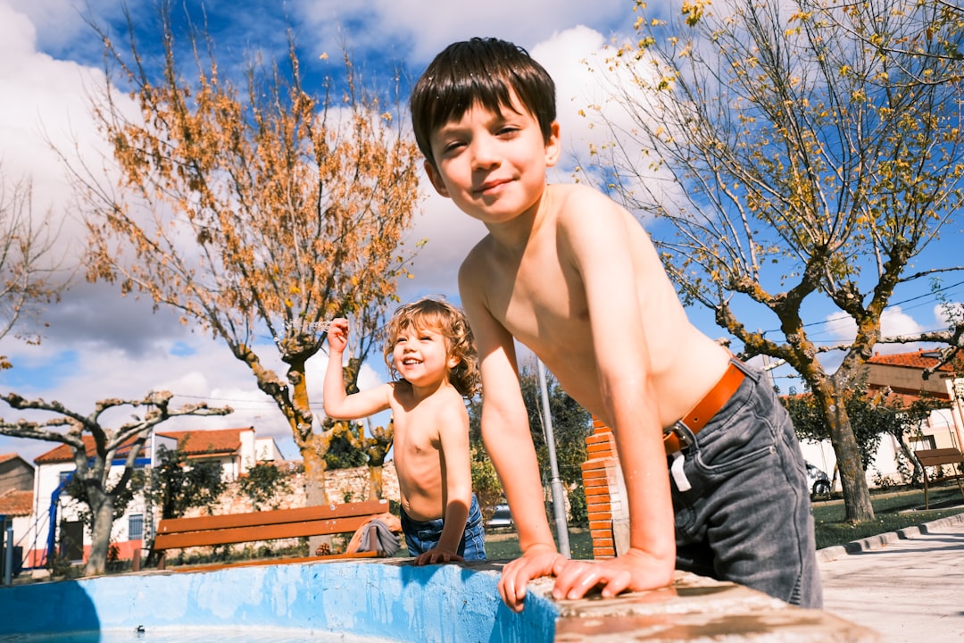 mejores guarderías en la duquesa - Materiales Montessori reales en estanterías bajas al alcance del niño