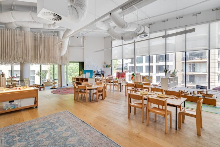 Aula Montessori con luz natural y materiales al alcance del niño.