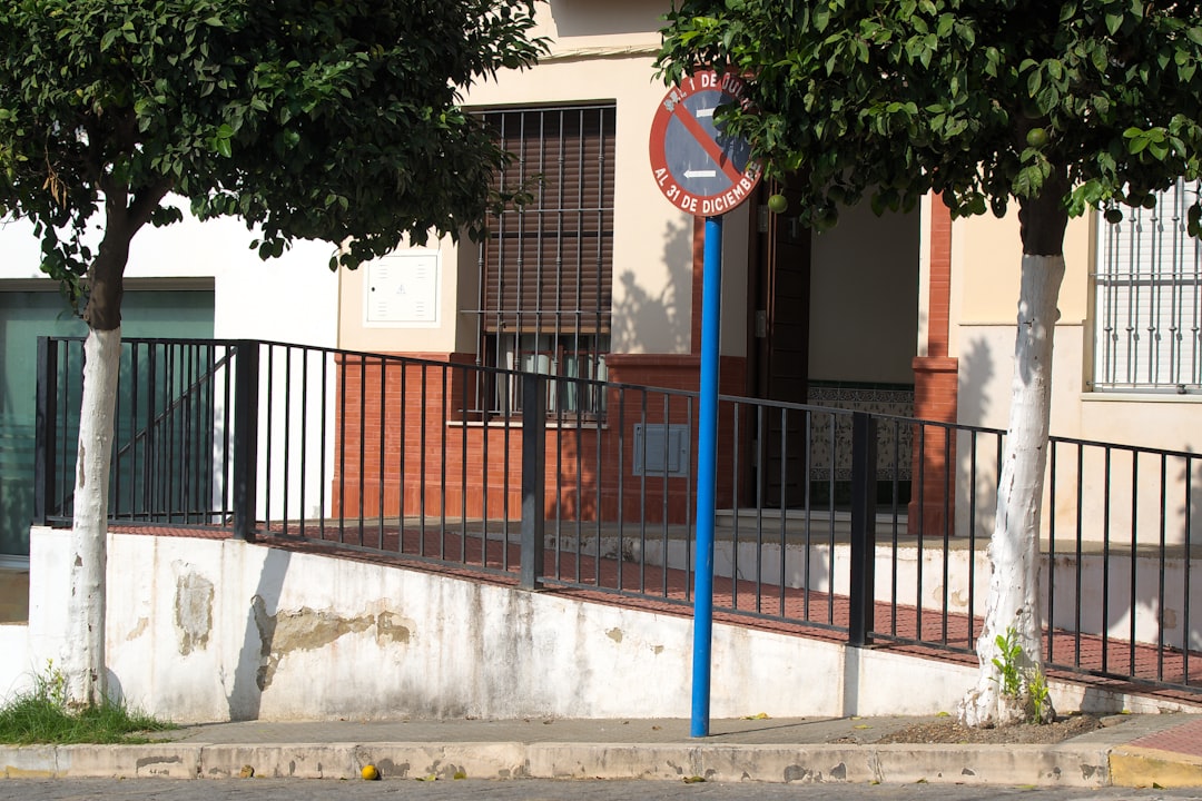 centros infantiles en Manilva - Familias visitando un colegio para elegir la mejor opción.