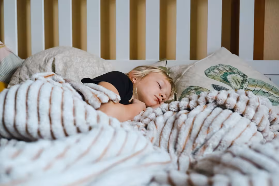 Cómo ayudar a mi hijo a dormir solo [Guía Montessori]