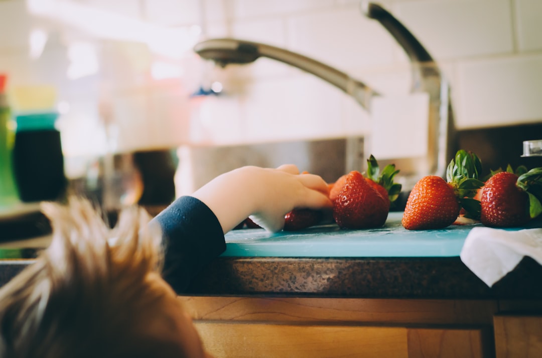 Cómo hacer que mi hijo coma fruta: Guía Montessori