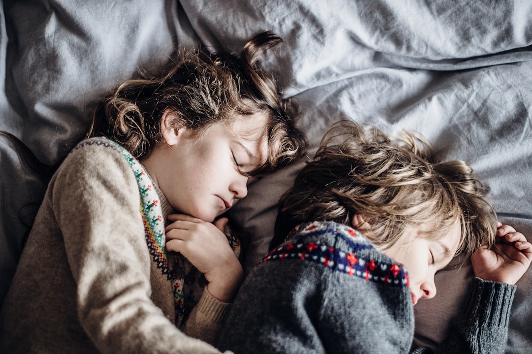 Mi hijo no duerme bien: guía Montessori para familias [Guía 2026]