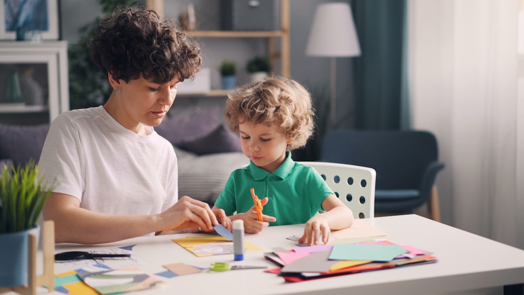 ¿Qué Hacer Si Mi Hijo Miente Mucho? Guía Montessori para Familias