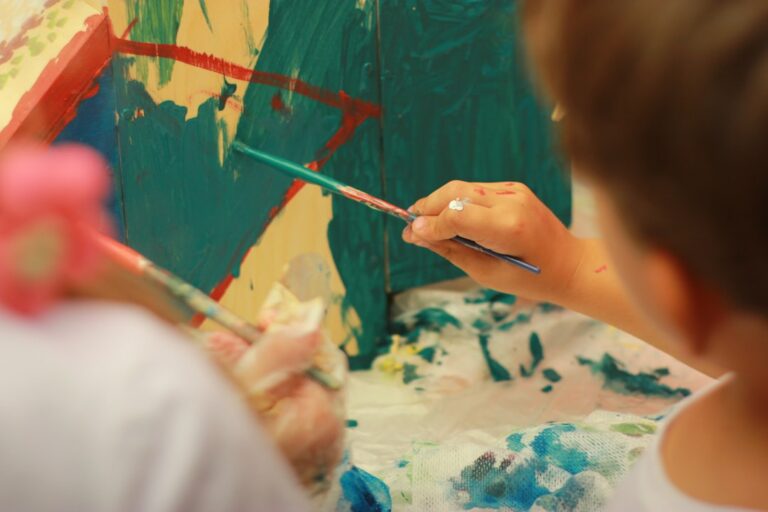children painting