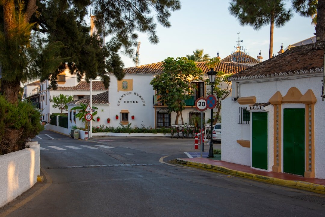 Guardería Marbella precios: Montessori en Sotogrande [Guía 2026]