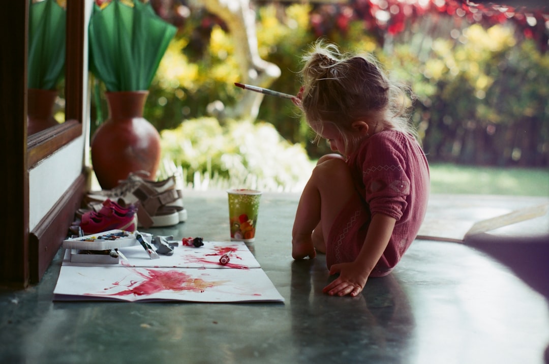 children painting