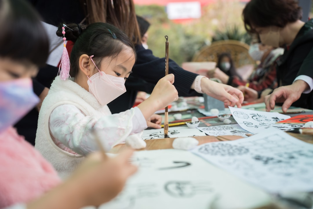 children painting