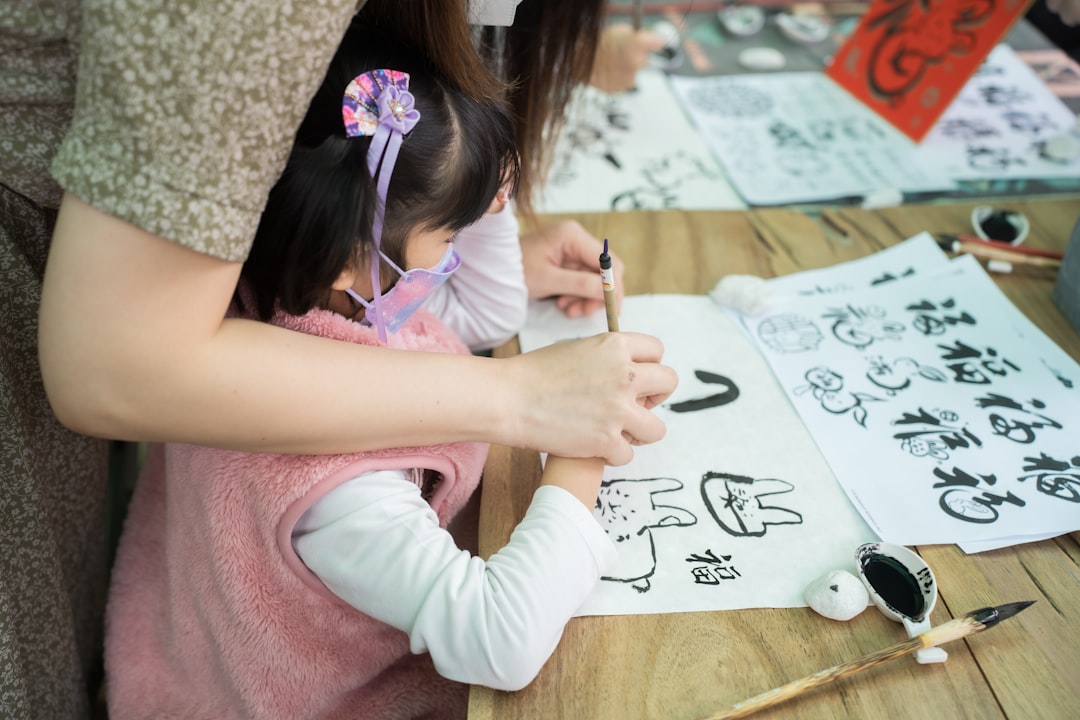 children painting