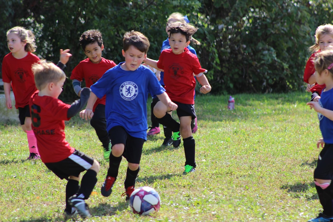 ¿Escuela de fútbol base en La Línea? Lo que tu hijo necesita (Consejos de Guías Montessori)