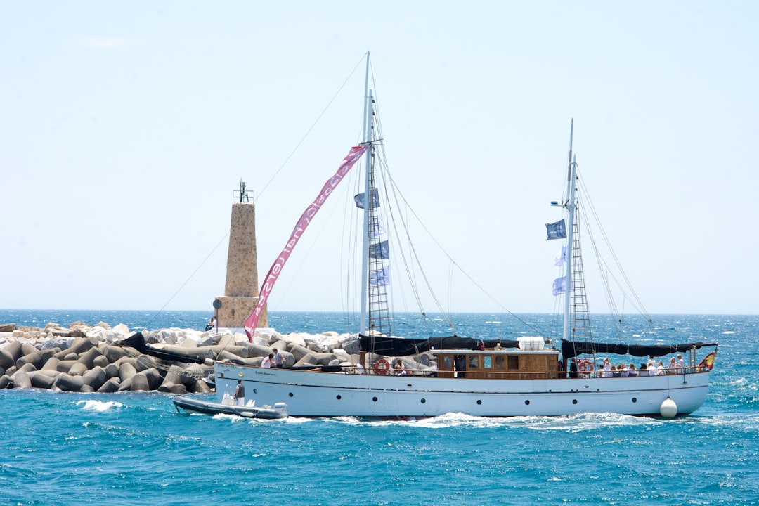Escuela de vela para niños en Marbella: Montessori y el mar [Guía 2026]