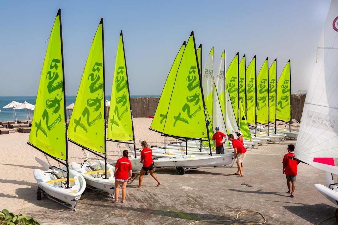 Escuela de vela para niños en Puerto Banús: una alternativa respetuosa
