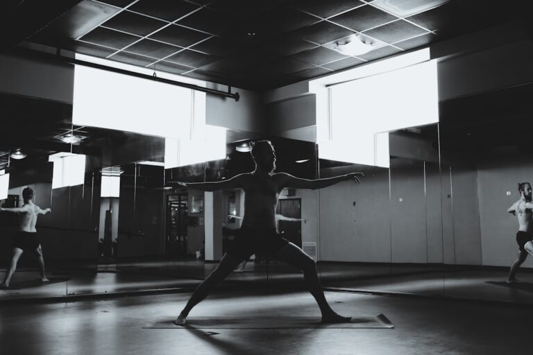Niña en clase de ballet, explorando el movimiento con concentración