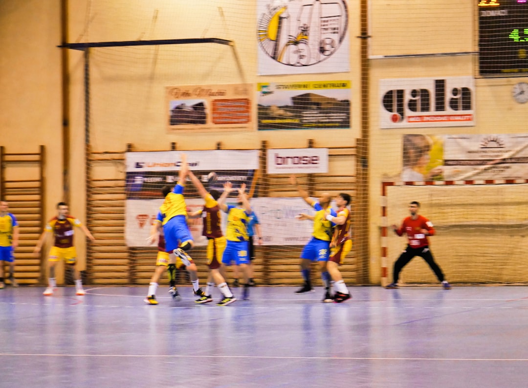 fútbol base en marbella escuelas - Trabajo en equipo durante un partido de fútbol infantil