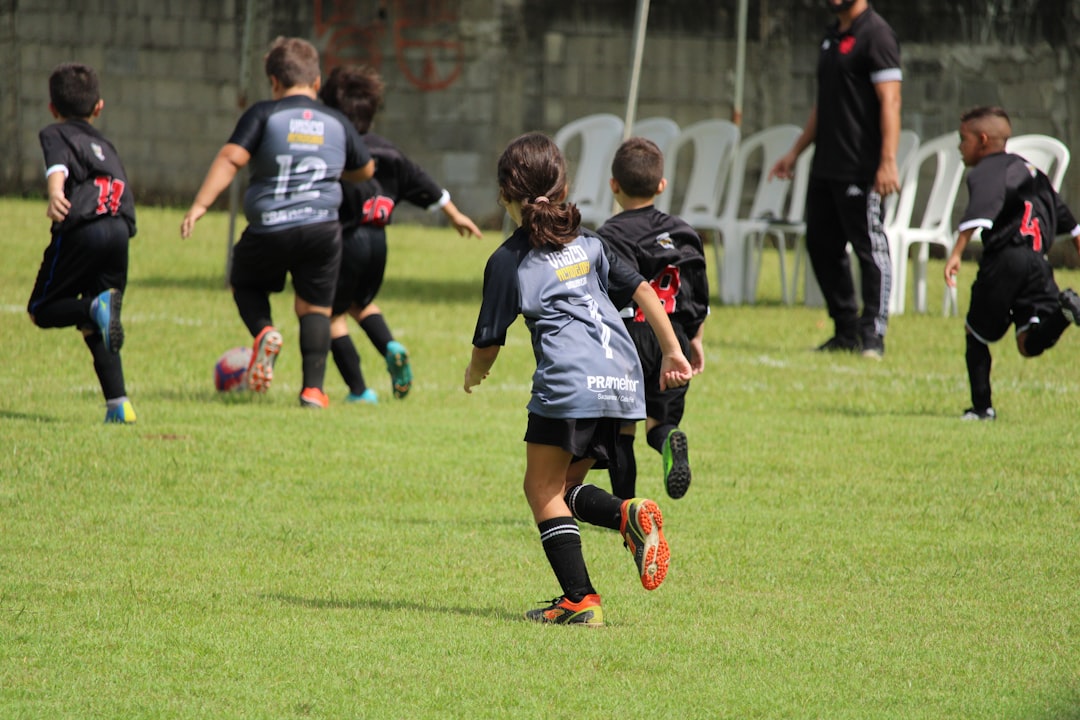 fútbol base en marbella escuelas - Jóvenes futbolistas en un club de formación