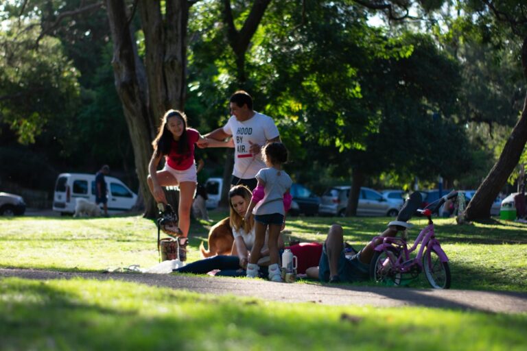 Madres compartiendo experiencias de crianza en un parque de Sotogrande.
