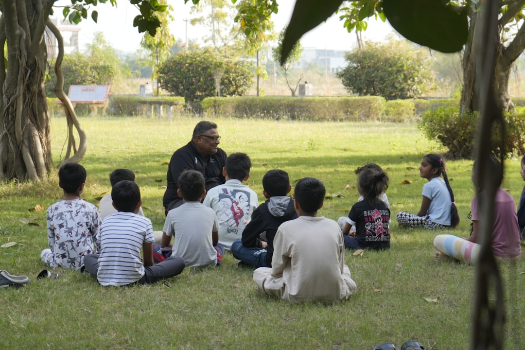 grupos de madres montessori en sotogrande - Un círculo de familias internacionales conversando sobre educación respetuosa.