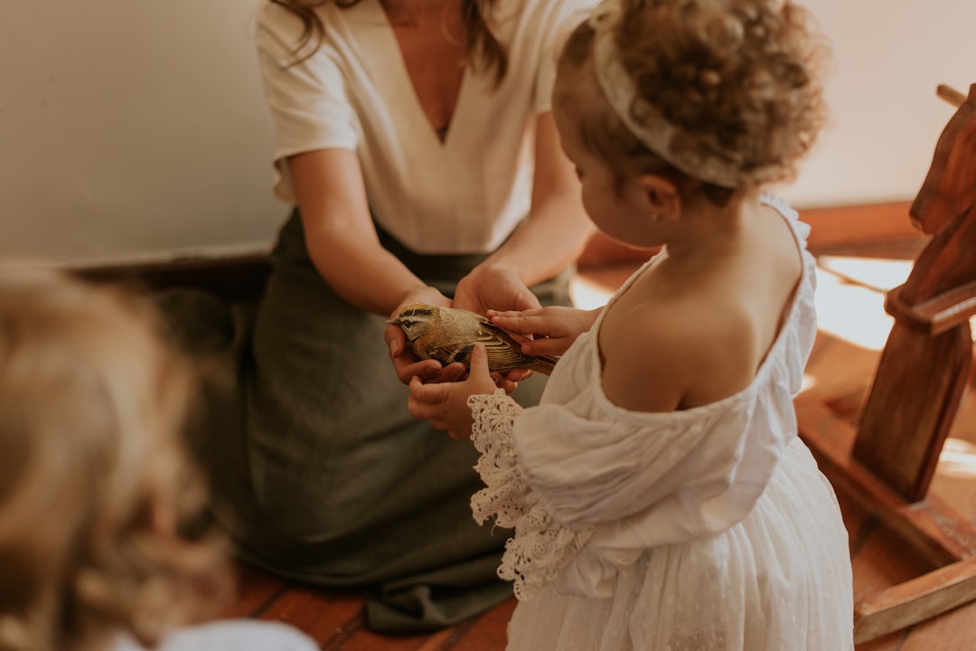 comunidades de madres Montessori - Una reunión comunitaria de familias en un jardín del Campo de Gibraltar.