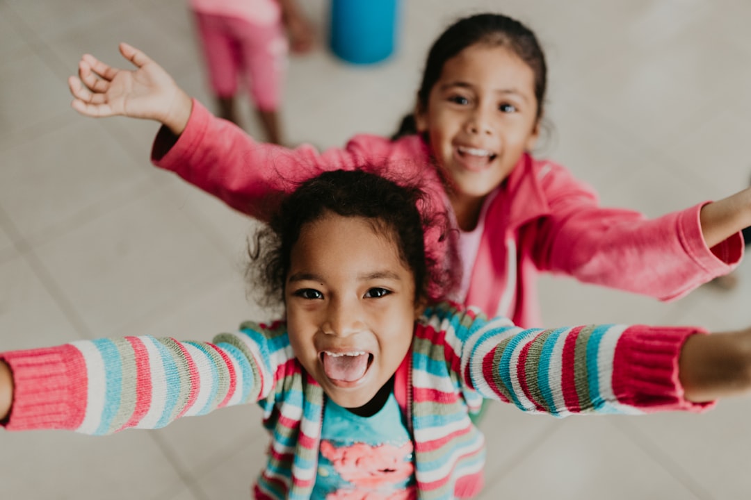 Niños explorando materiales en un aula Montessori bilingüe