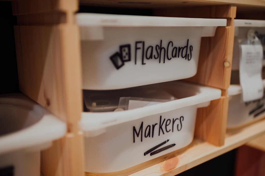 guardería bilingüe en gibraltar centro - Detalle de materiales Montessori diseñados para la autonomía