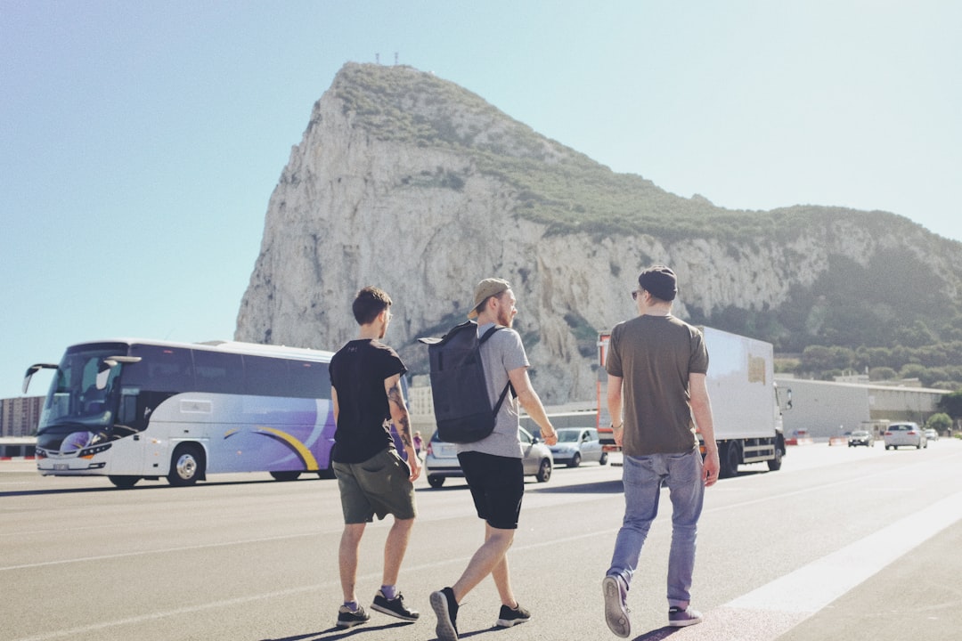 guardería bilingüe en gibraltar centro - Familia internacional paseando cerca de Gibraltar