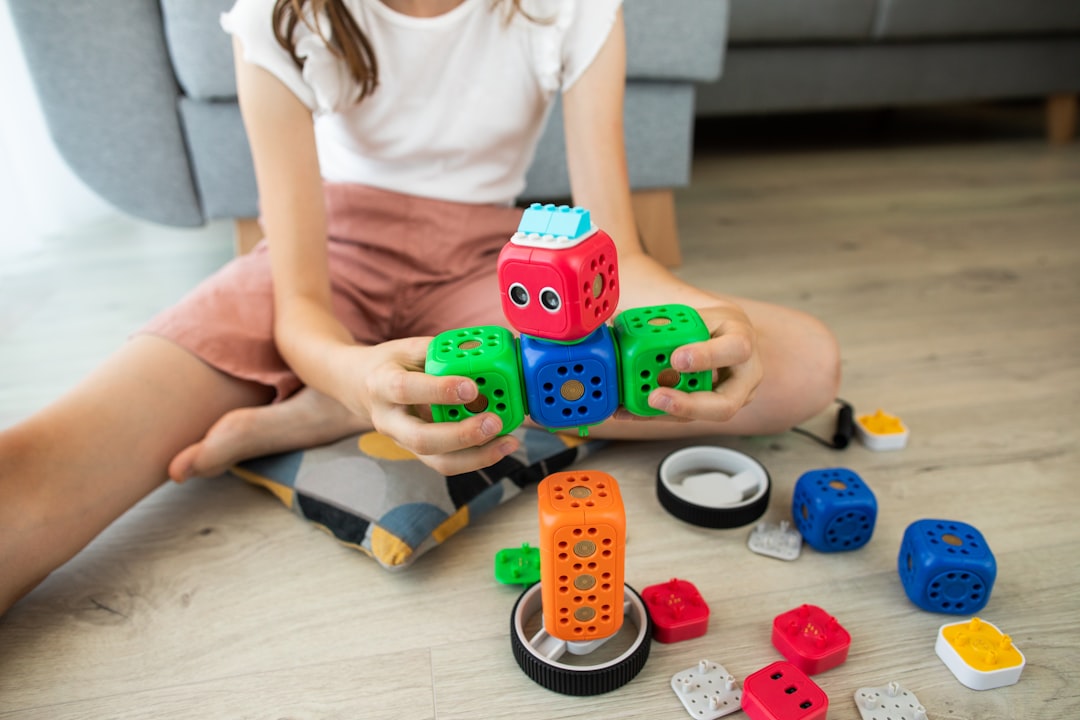 guardería bilingüe en manilva - Niño explorando materiales sensoriales en un entorno Montessori