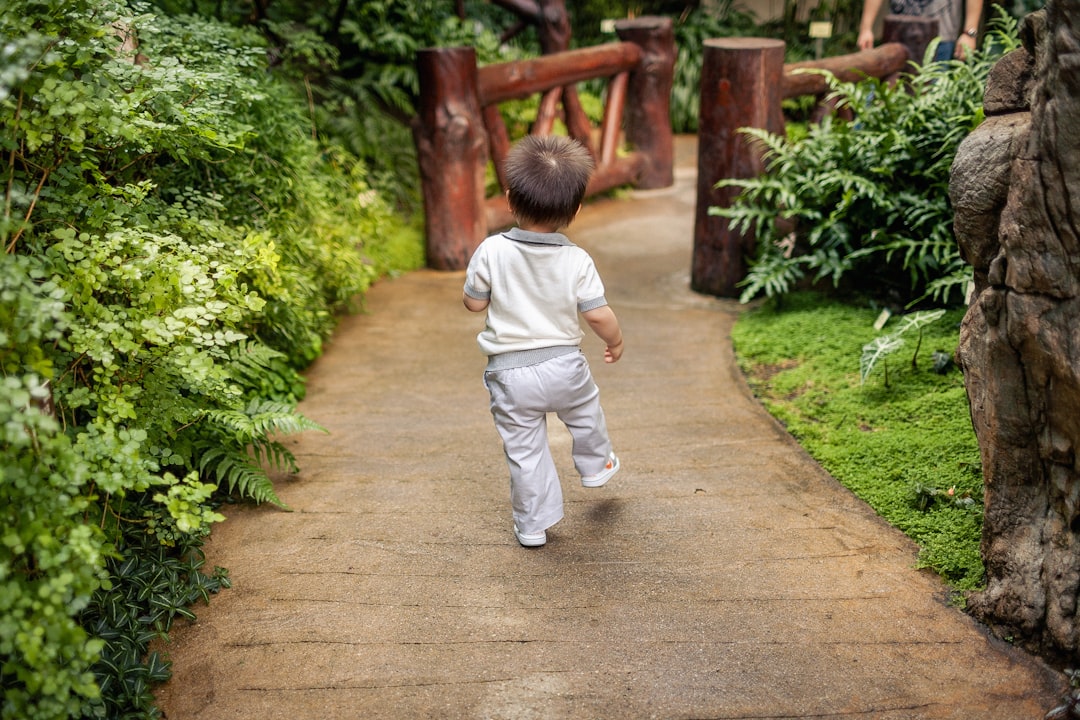 centro infantil bilingüe Marbella - Niños aprendiendo al aire libre en un entorno Montessori