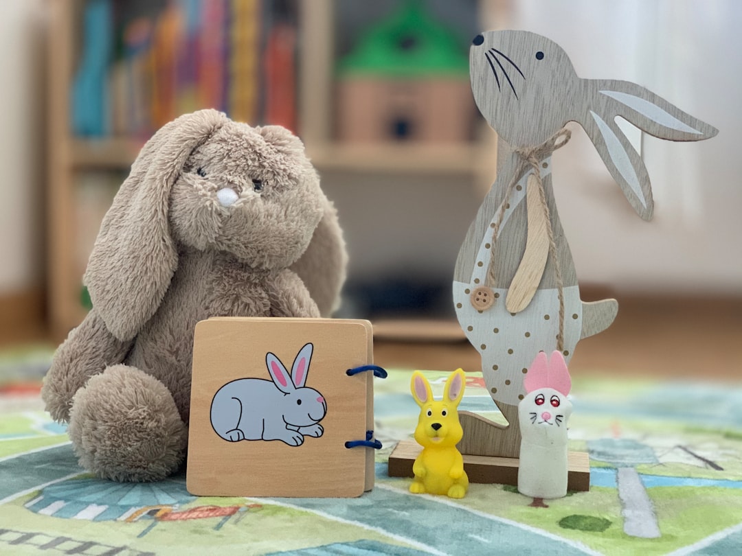 guarderías bilingües en Algeciras - Guía Montessori acompañando a un niño en un aula bilingüe