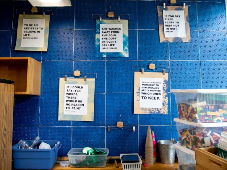Niños en un aula Montessori bilingüe manipulando materiales sensoriales.