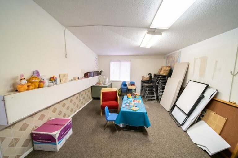 Aula bilingüe con materiales Montessori al alcance del niño