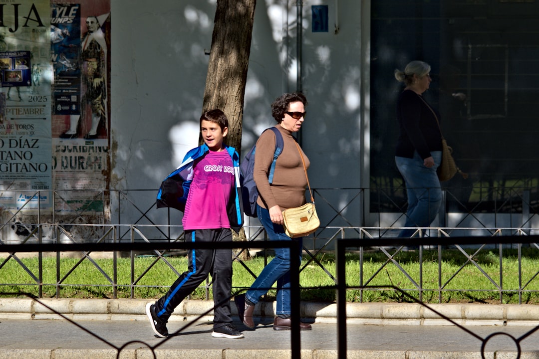 guarderías bilingües en Estepona - Madre visitando una guardería para elegir la mejor opción