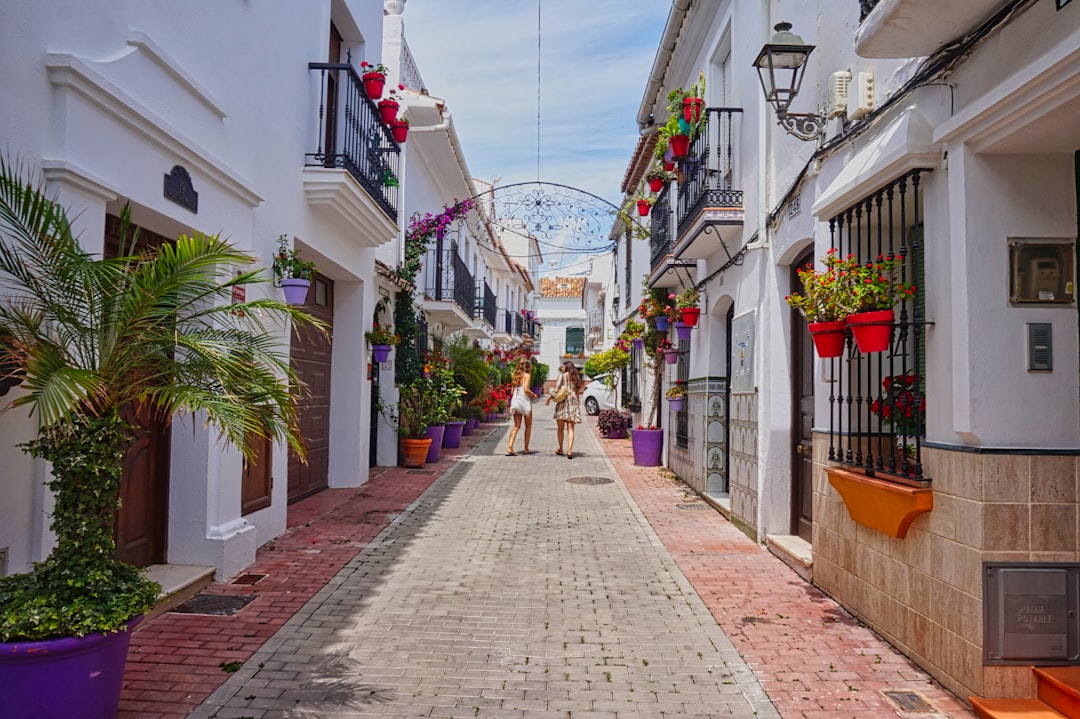 guarderías bilingües en Estepona - Ambiente preparado Montessori con estanterías y materiales reales
