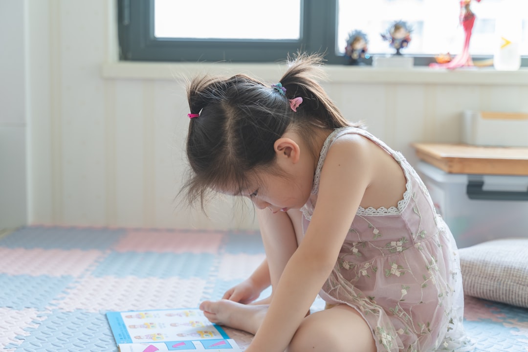 centros infantiles bilingües en Estepona - Niño explorando y jugando en un entorno bilingüe
