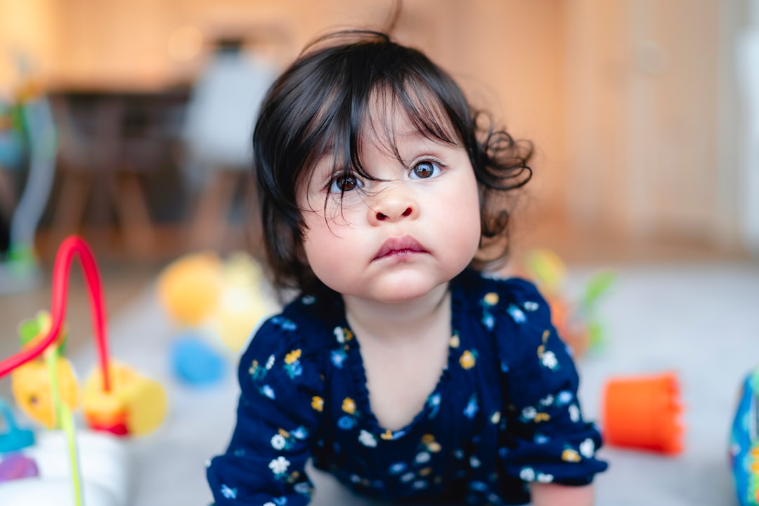 guarderías bilingües en Estepona con método alternativo - Niño explorando materiales Montessori en un ambiente preparado