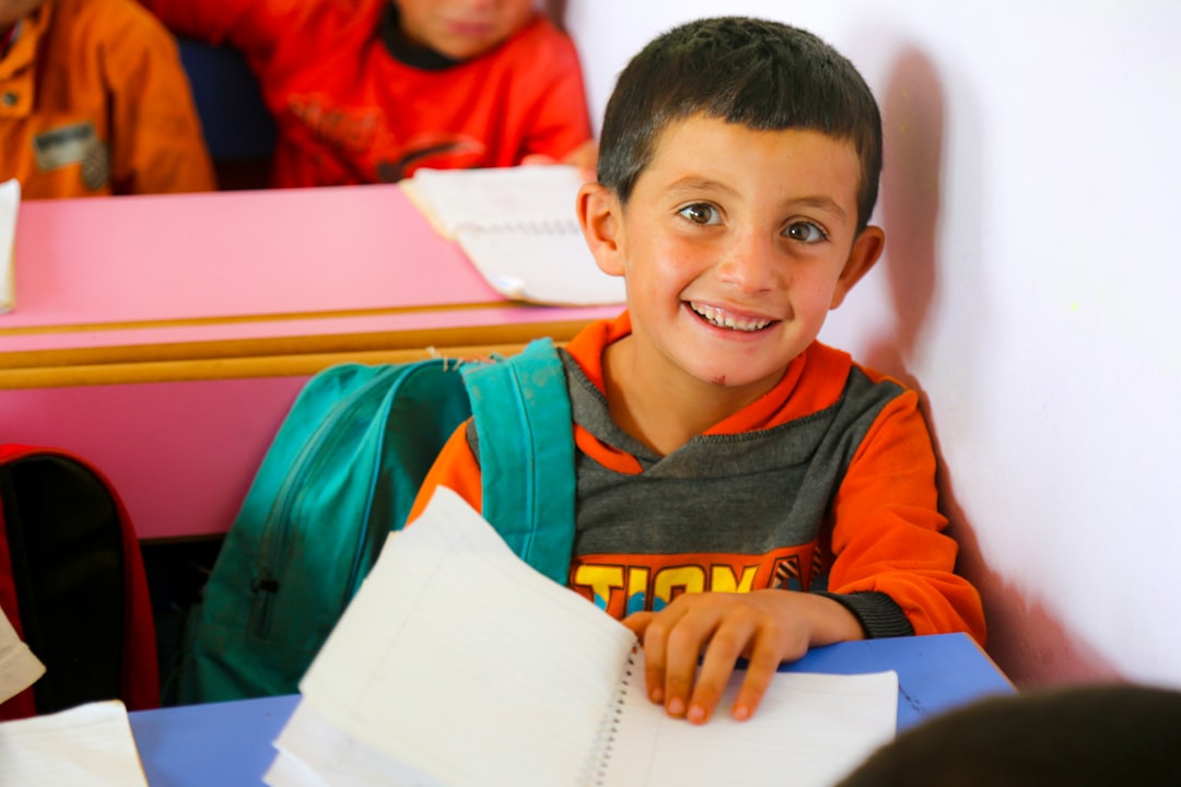 escuelas con enfoques alternativos - Familia visitando una guardería Montessori durante el horario lectivo