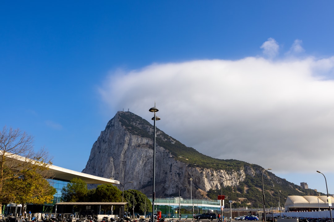 guarderías bilingües en Gibraltar - Muchas familias cruzan la frontera de Gibraltar cada mañana hacia Sotogrande