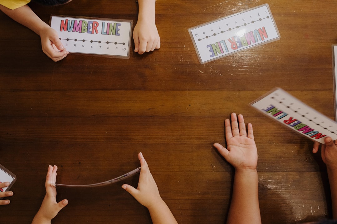 guardería bilingüe Gibraltar - Los materiales Montessori sensoriales refuerzan el aprendizaje en dos lenguas