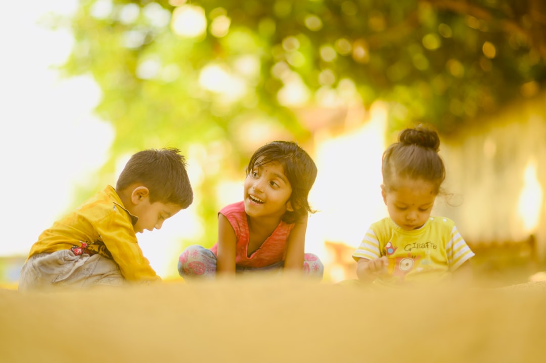 Niños de guardería bilingüe explorando materiales Montessori