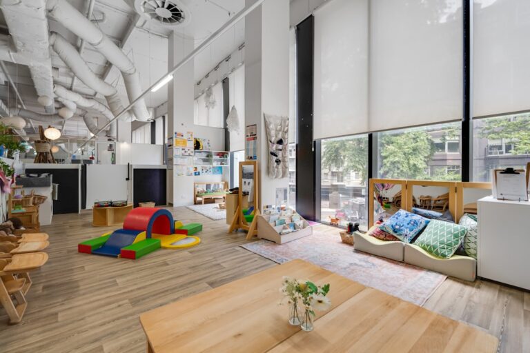 Un niño explora materiales Montessori en un aula bilingüe.