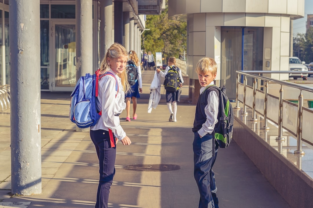 guarderías bilingües en marbella - Familia durante una visita a un colegio internacional