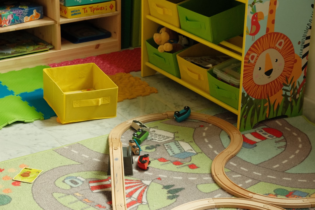 Niño explorando materiales Montessori en un aula bilingüe