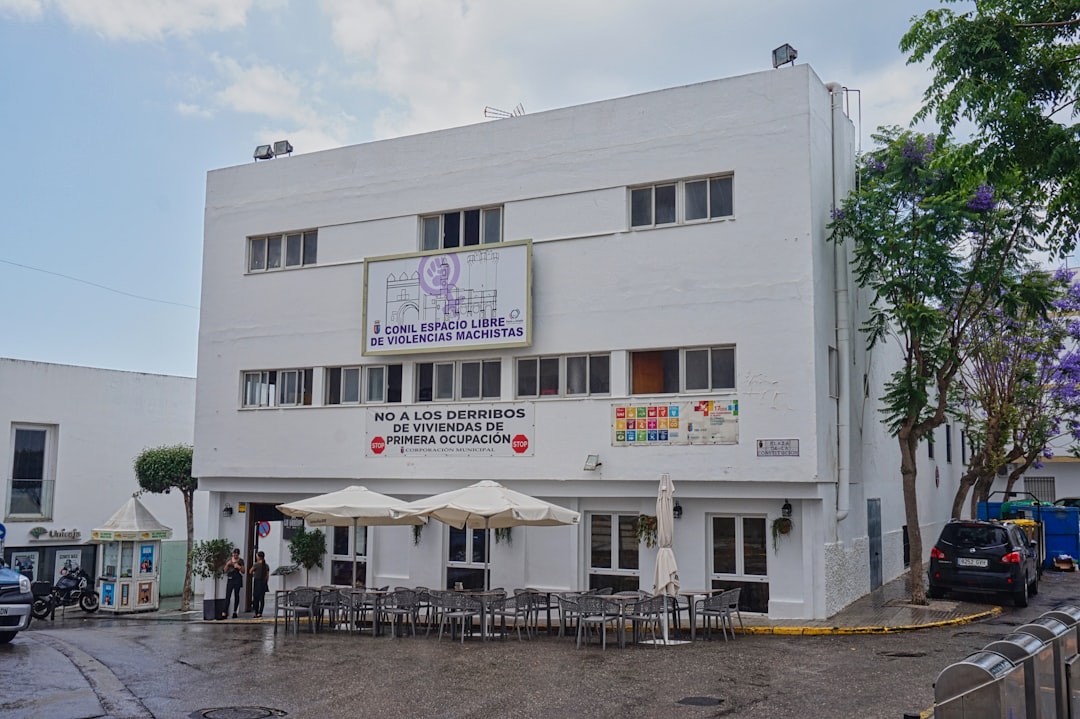 guarderías bilingües en nueva andalucía - Zona exterior de una escuela Montessori en un entorno mediterráneo