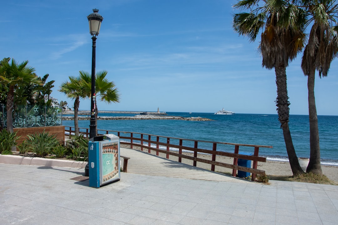 guarderías bilingües en puerto banús - Aula Montessori con materiales naturales para la primera infancia