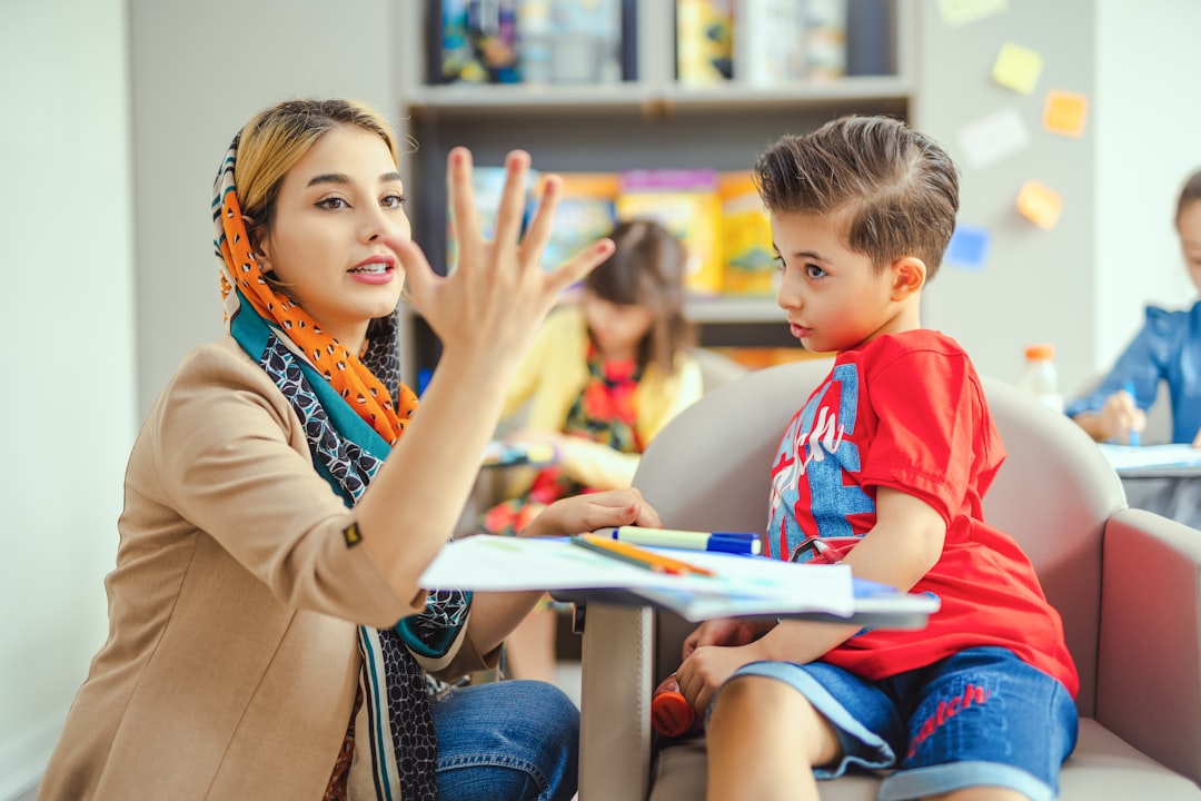 centros bilingües infantiles - Una madre con su hijo durante la visita a un centro educativo
